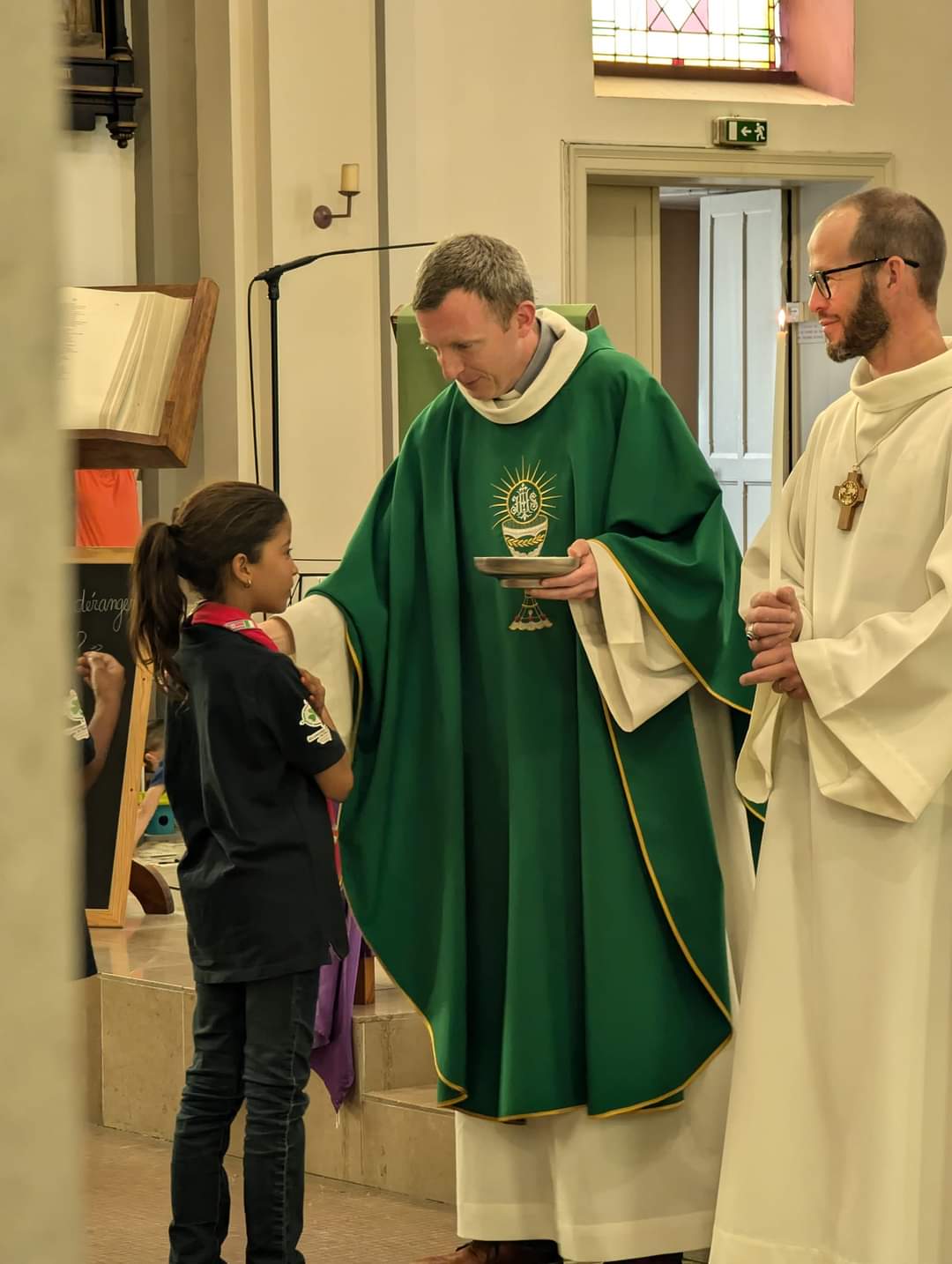 عمليات تبشير مسيحي لأطفال المخيمات بلبوس إنساني.