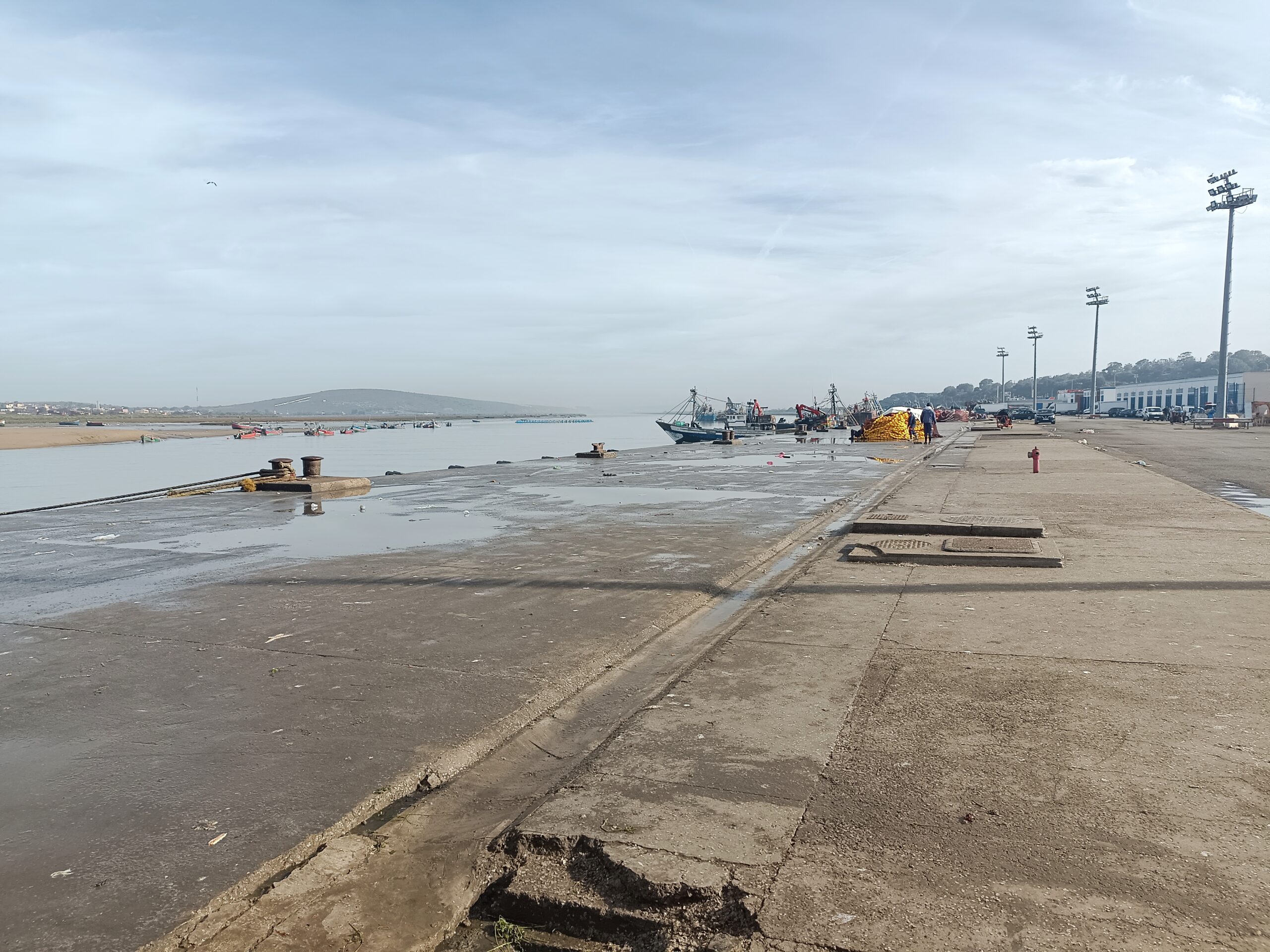 مهدية.. البحارة الصيادون يعانون من غياب سلالم على جدران أرصفة الميناء