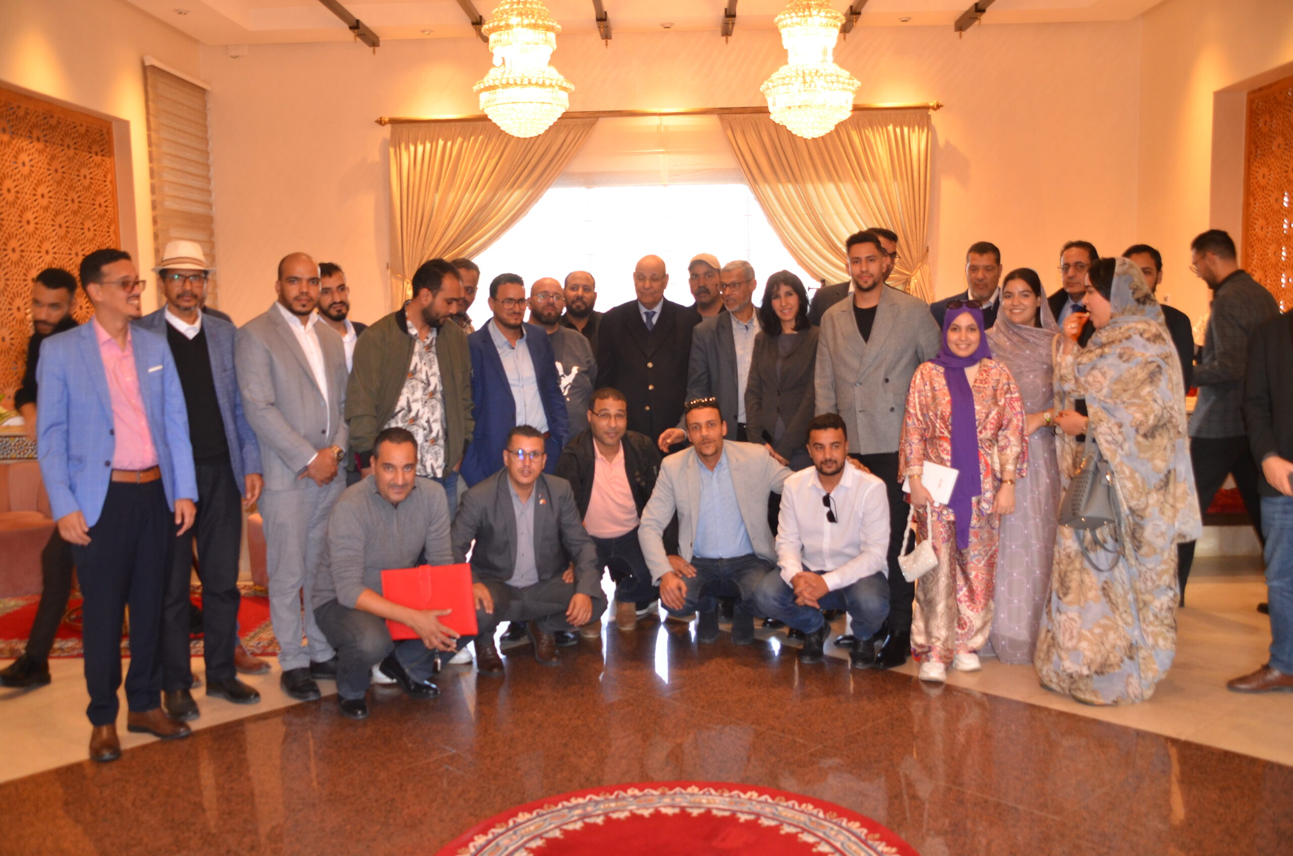 ولد الرشيد ينهي الجدل بشأن قرار منع التصوير في الساحات العمومية بمدينة العيون