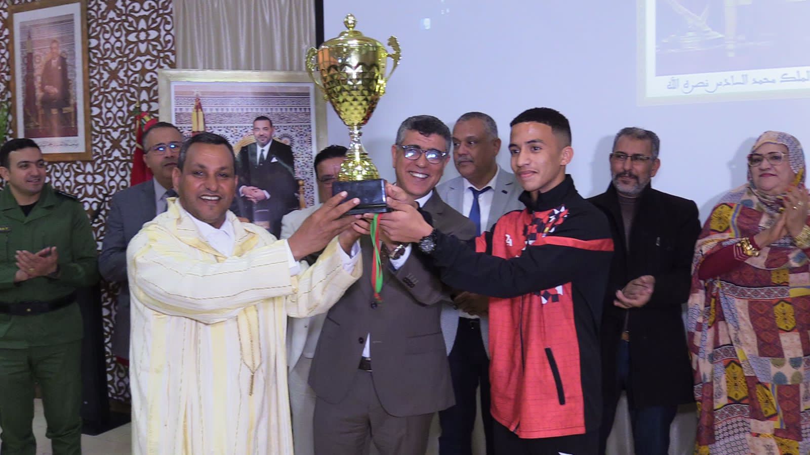 عامل إقليم السمارة يخصص حفل استقبال رسمي تكريمًا لأبطال البطولة الوطنية المدرسية لكرة اليد