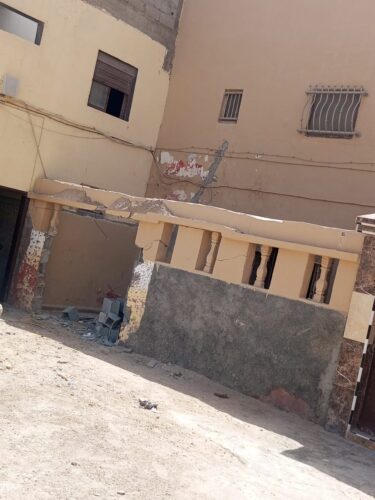 الداخلة.. حائط على ملك عمومي يشعل الخلاف بين الجيران في غياب السلطة