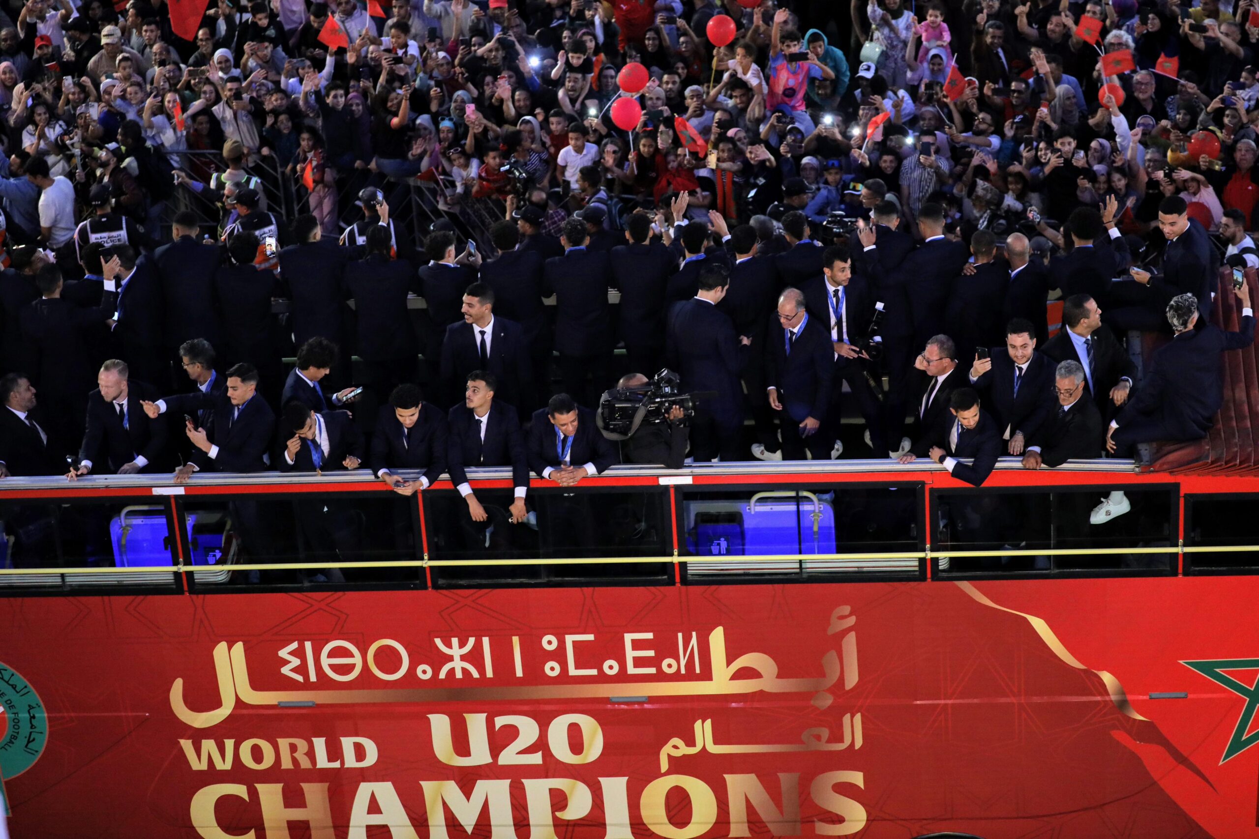 تعليمات ملكية واستقبال شعبي تاريخي للمنتخب المغربي العائد من الديار الشيلية بكأس العالم