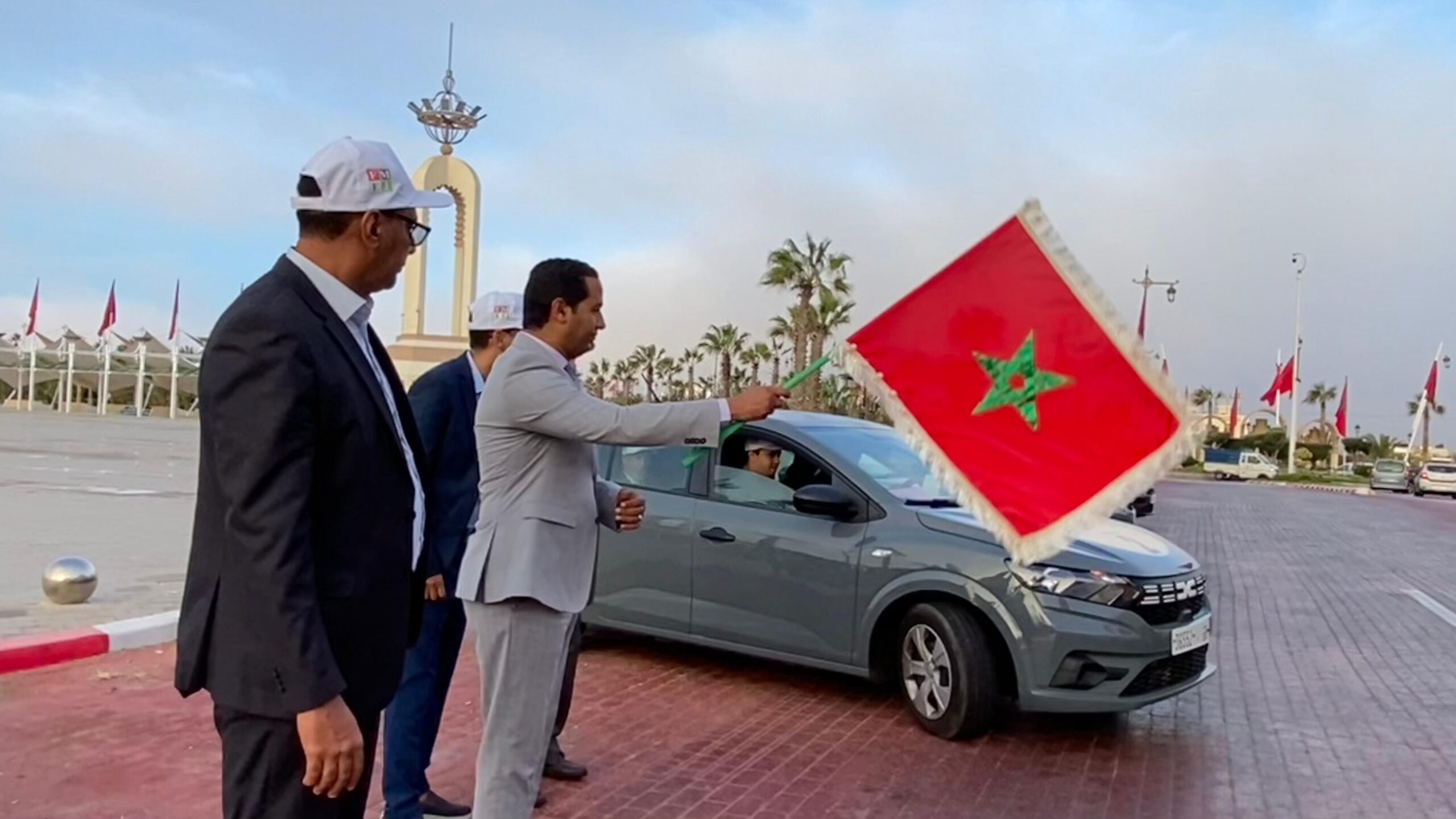 باشا العيون يعطي انطلاقة القافلة الإعلامية الجهوية الأولى احتفاءً بالذكرى الخمسين للمسيرة الخضراء