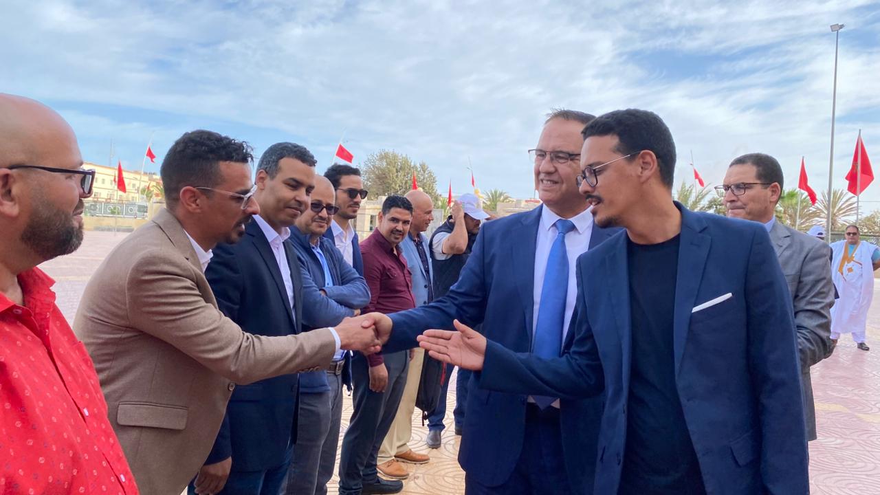 عامل إقليم بوجدور يستقبل القافلة الإعلامية الجهوية ويؤكد على الدور الحيوي للإعلام في مواكبة التنمية