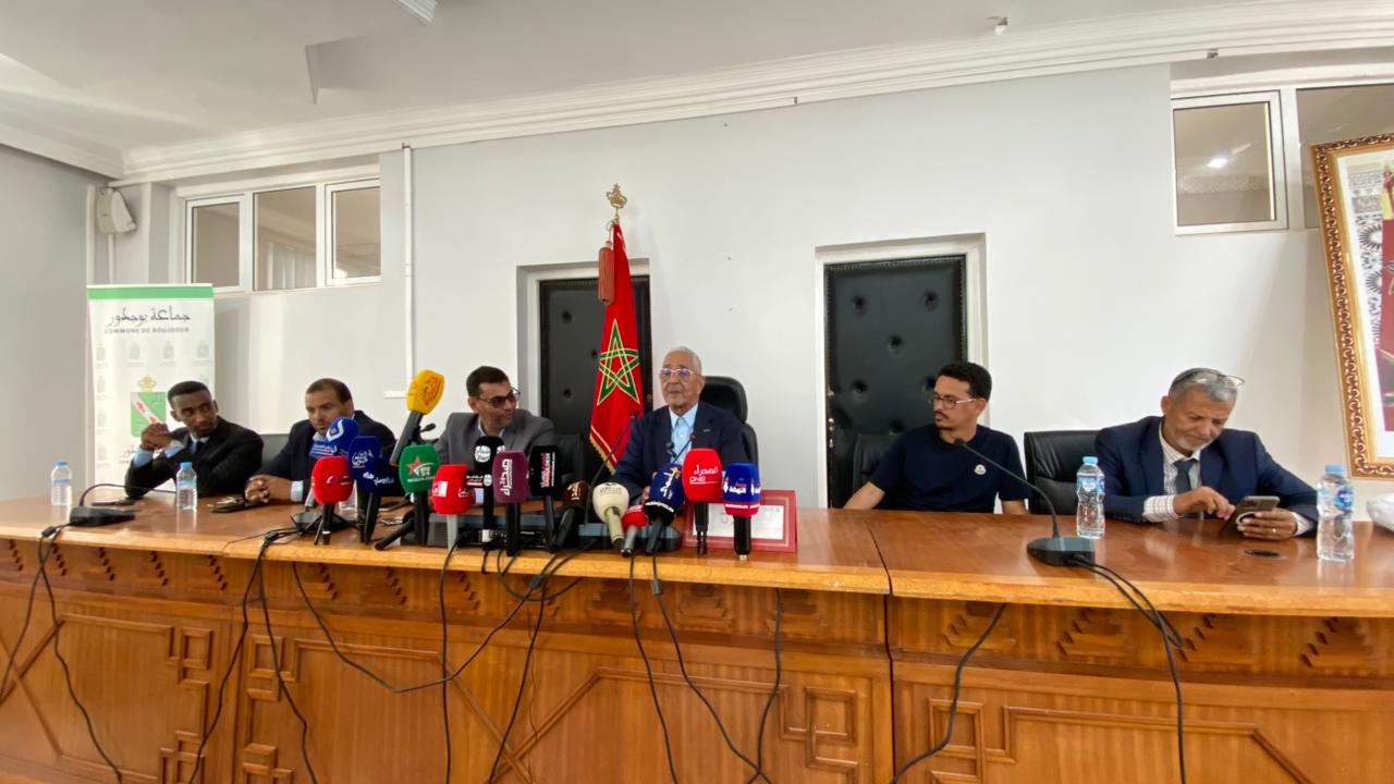 رئيس جماعة بوجدور يدعو ساكنة مخيمات البوليساريو إلى العودة إلى الصواب