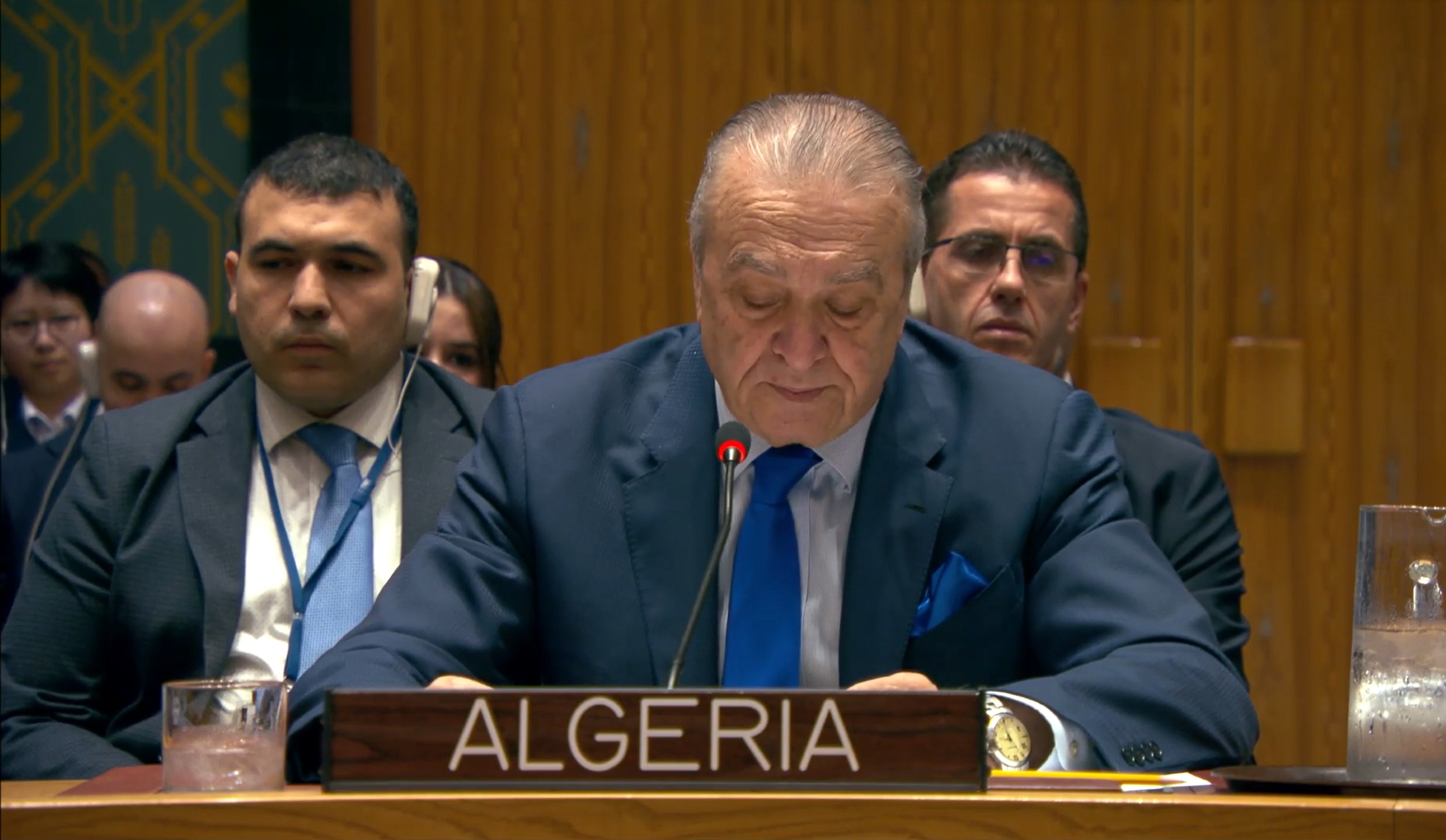 كاتب جزائري يحذر من ضغوط أمريكية على الجزائر بعد تبني قرار مجلس الأمن حول الصحراء