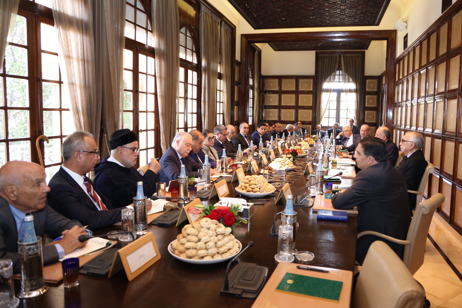 بلاغ من الديوان الملكي حول اجتماع مستشاري الملك مع زعماء الأحزاب لتفصيل مبادرة الحكم الذاتي