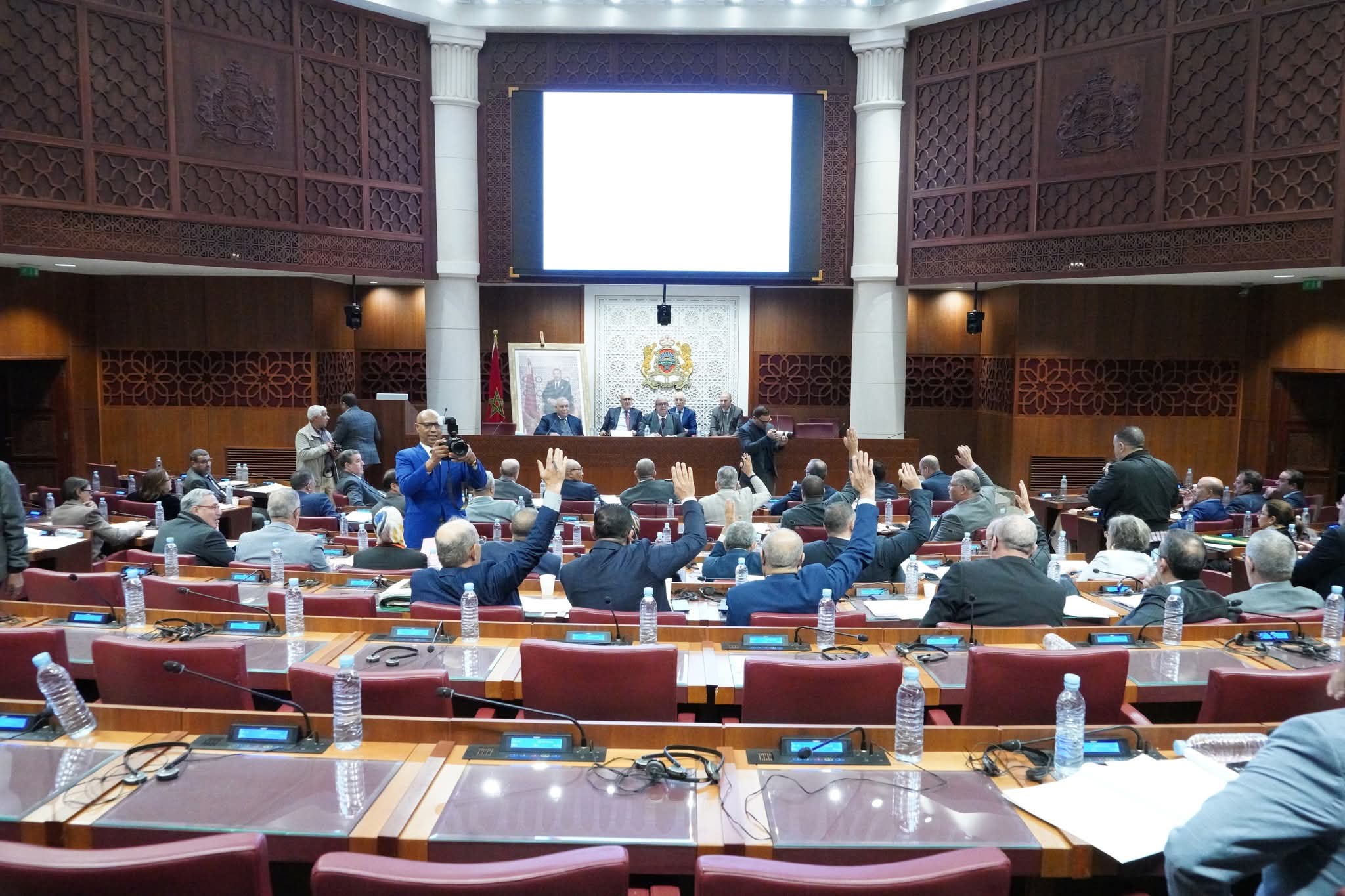 مجلس النواب يصادق على قانون الانتخابات ويمرّر شرطاً تعجيزياً يُقصي الشباب من اللوائح المستقلة