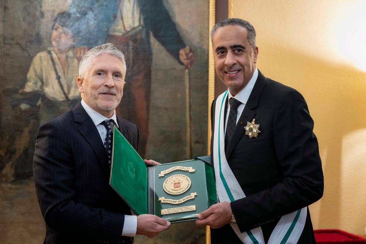 الرباط.. المدير العام للأمن الوطني ولمراقبة التراب الوطني يتقلَّد وسام الصليب الأكبر للاستحقاق للحرس المدني الإسباني