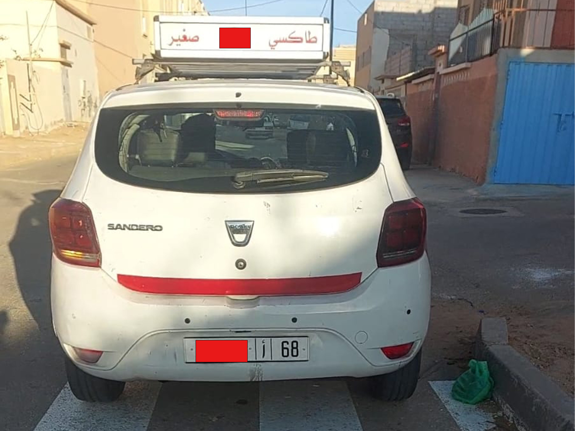 سائق طاكسي بالعيون يعتدي على مواطن بسبب “فكة 100 درهم” بحي لبوركو… والساكنة تستنكر