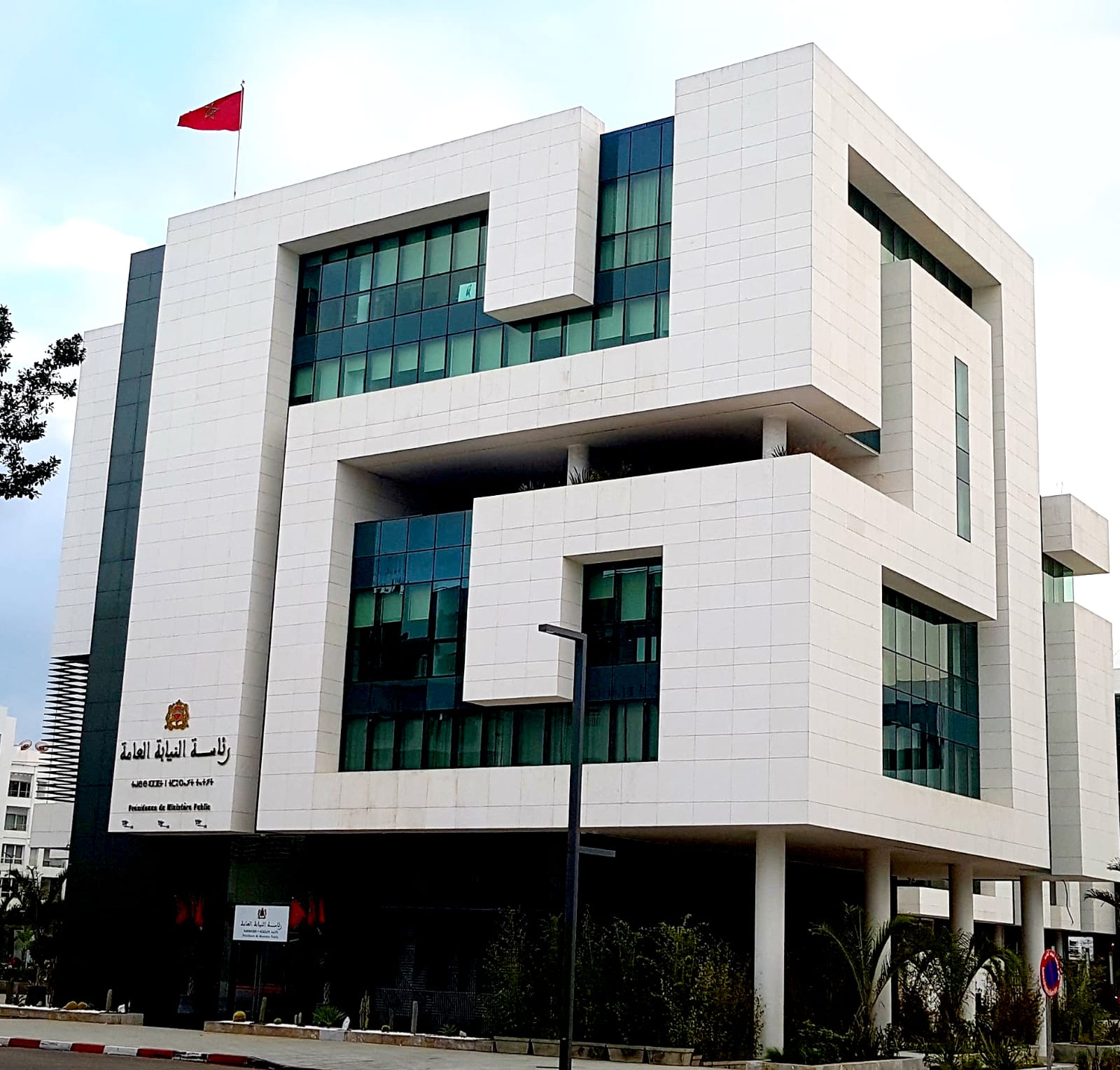 المديرية العامة للأمن الوطني تحقق في قضية تواطؤ بين موظفين عموميين ومهربين بتهمة الارتشاء وتهريب البضائع (بلاغ)