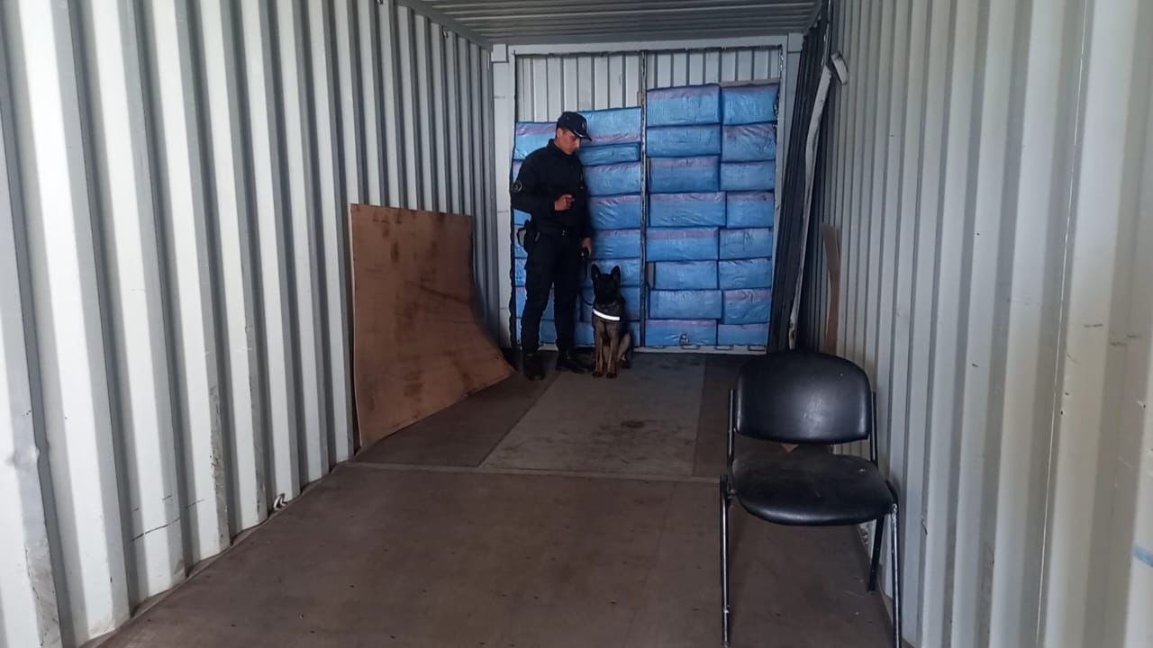 الشرطة والجمارك تحبطان محاولة تهريب 818 كيلوغراما من مخدر الشيرا بميناء الدار البيضاء البحري