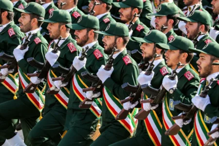 تصعيد عسكري متبادل.. إيران تطلق مناورات برية وواشنطن تعزز حشدها العسكري بالمنطقة