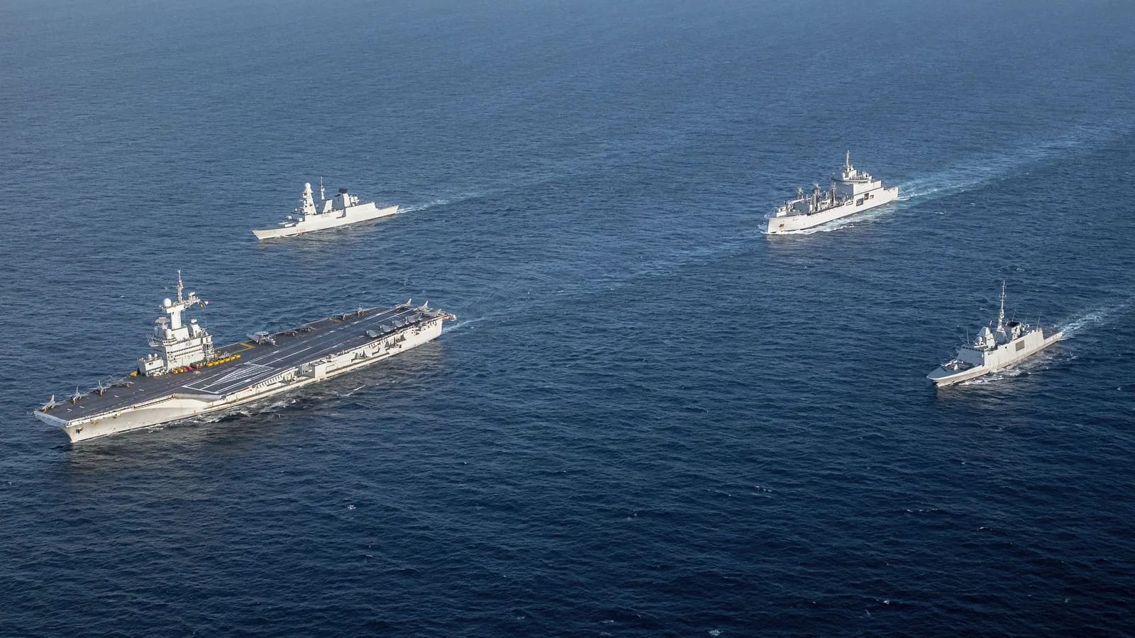 حاملة الطائرات الفرنسية “شارل ديغول” تعبر مضيق جبل طارق بمشاركة المغرب في أضخم مناورات عسكرية منذ عقود