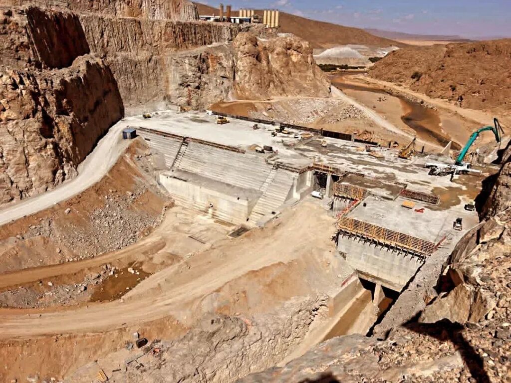 سد استراتيجي قرب الحدود مع الجزائر… المغرب يعزز أمنه المائي بمشروع “خنك كرو” بإقليم فجيج