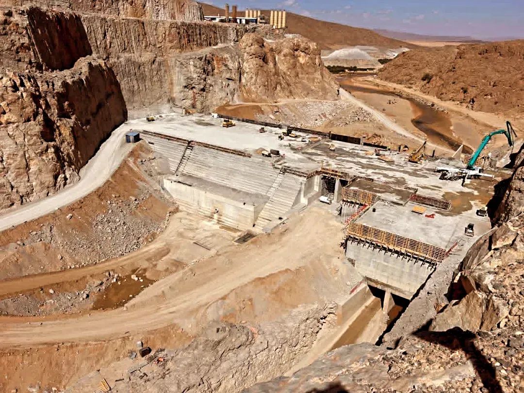 سد استراتيجي قرب الحدود مع الجزائر… المغرب يعزز أمنه المائي بمشروع “خنك كرو” بإقليم فجيج