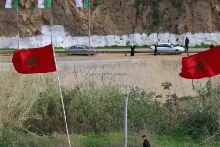 الجزائر تسلّم دفعة جديدة من المغاربة عبر معبر زوج بغال بينهم شابتان