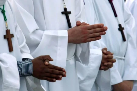 مسيحيون في طنجة والرباط يطلقون مبادرة رمزية للدعوة إلى السلام ورفض الحروب