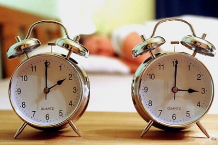 أرباب المقاهي والمطاعم يجددون مطلب إلغاء الساعة الإضافية ويدعون الحكومة للتفاعل