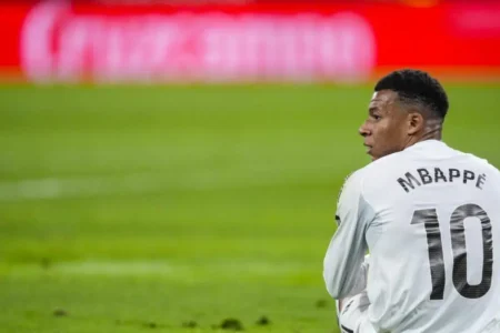 إصابة مبابي تربك ريال مدريد وتهدد مشاركته في الكلاسيكو