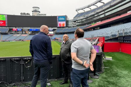 سفير المغرب يزور ملعب “جيليت” استعداداً لمواجهة الأسود في مونديال 2026