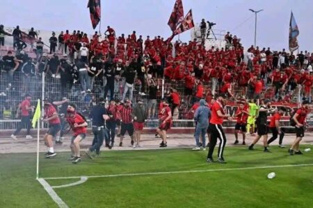 شغب وفوضى في مباراة آسفي واتحاد العاصمة تثير جدل تسييس الكرة الإفريقية