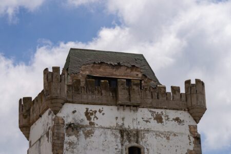 توقيف مشتبه ثالث في سرقة برج “القمرة” يعيد النقاش حول حماية تراث أصيلة