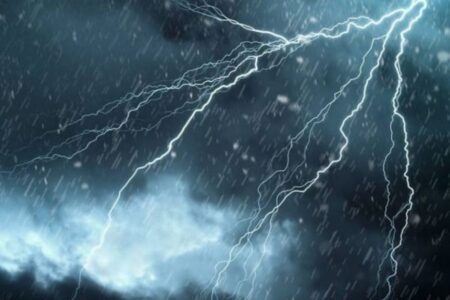 زخات رعدية وبرد ورياح قوية.. نشرة إنذارية لطقس الجمعة بالمغرب