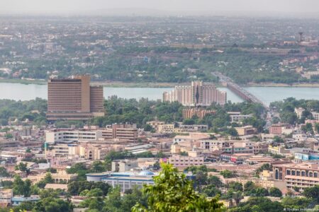 سفارة المغرب بمالي تدعو الجالية للحذر بعد فرض حظر تجول في باماكو