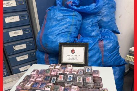 عملية مشتركة بالكركارات تسفر عن حجز نصف طن من الشيرا وتوقيف سائق مغربي