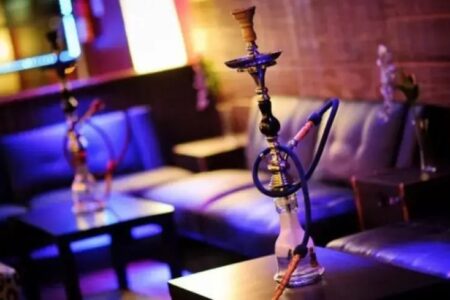 مقاهي “الشيشة” بمراكش تتحدى القانون بإعلانات موجهة فهل من مجيب؟