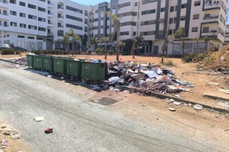 مهدية: أزمة النظافة تفاقم التلوث بحرق النفايات.. والساكنة تتحدث عن تمييز في توزيع الحاويات.