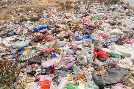 سيدي يحيى الغرب: تجزئة الوحدة 04 تغرق في الأزبال وسط غياب خدمات النظافة