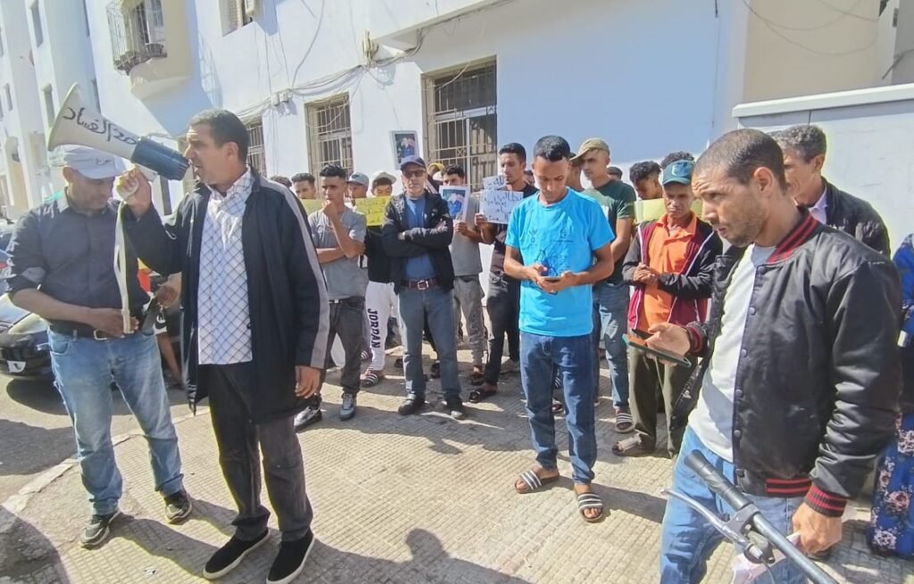 القنيطرة.. وقفة غاضبة أمام الدرك بعد إطلاق سراح زعيم عصابة اعتدى على مواطن بالتوازيط